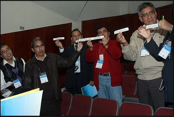Participantes construyen ideas con tarjetas
